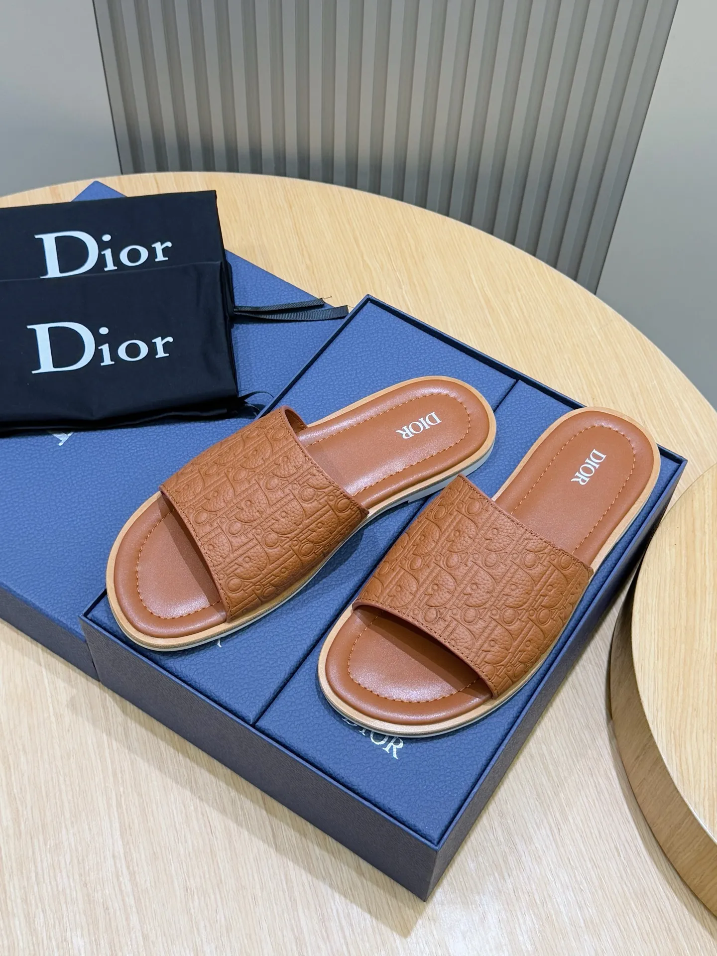 Men's Men's Shoes 💰320 [New Style] 🐝🐝Dior Alias ​​men's leather slippers. This Alias ​​sandal is a new summer product, showing a casual and elegant style. Carefully crafted from grained cow leather and Oblique printed fabric, with cowhide lining! Cross-strap design with metal-clad brass CD Diamond logo. The imported cowhide leather and rubber sole adds sophistication and comfort, while Oblique print-effect anti-slip panels add style. Size: 39-44 (customized at 38.45)
